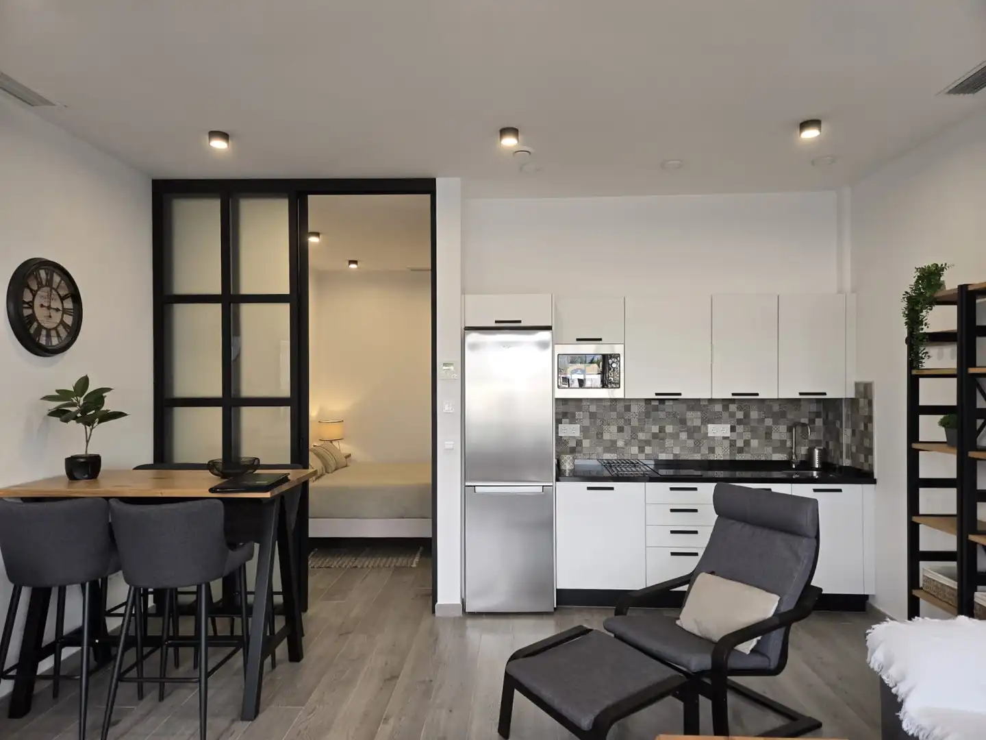 Cuina de Apartament de lloguer en Gelves amb Aire condicionat, Calefacció i Moblat