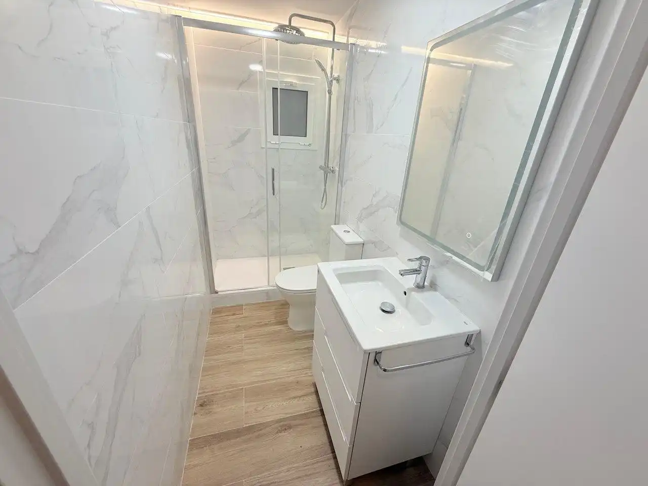 Badezimmer von Wohnung zum Verkauf in Barcelona mit Klimaanlage, Terrasse und Ofen