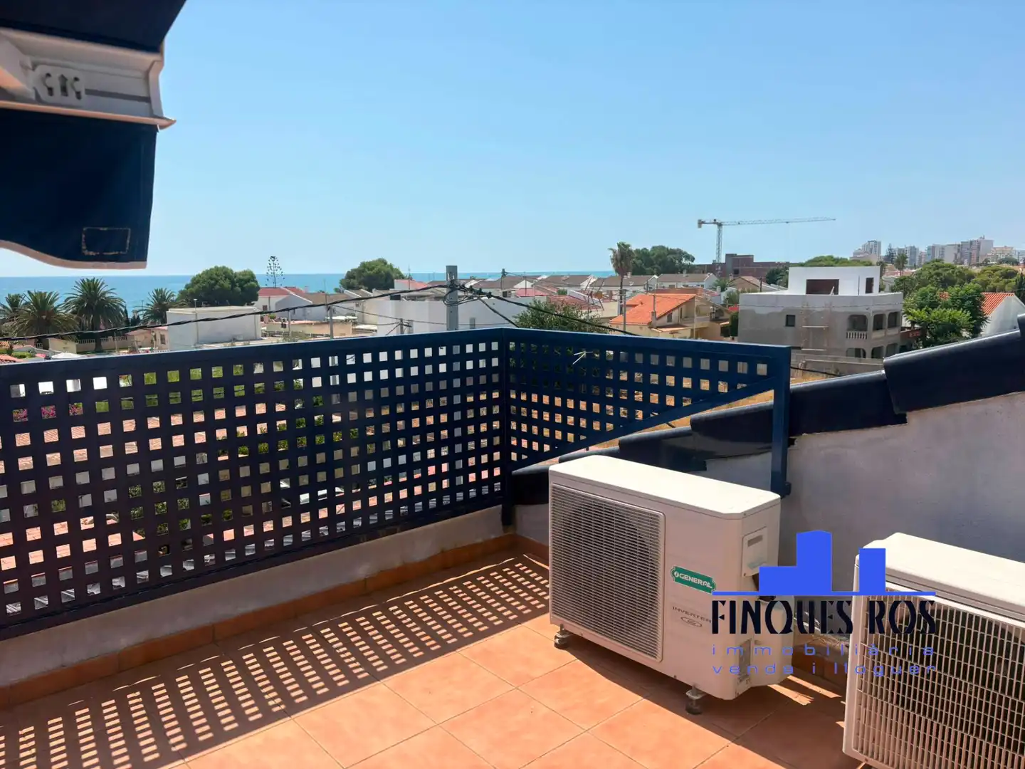 Terrasse von Einfamilien-Reihenhaus zum Verkauf in Vinaròs mit Klimaanlage, Terrasse und Schwimmbad