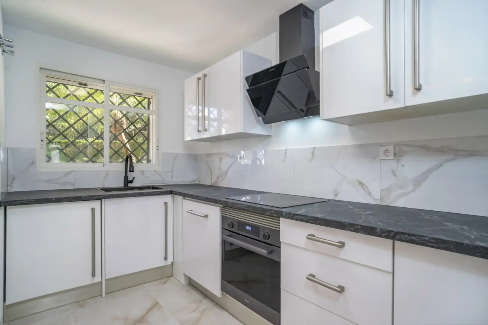 Cocina de Planta baja en venta en Marbella con Jardín privado, Terraza y Piscina