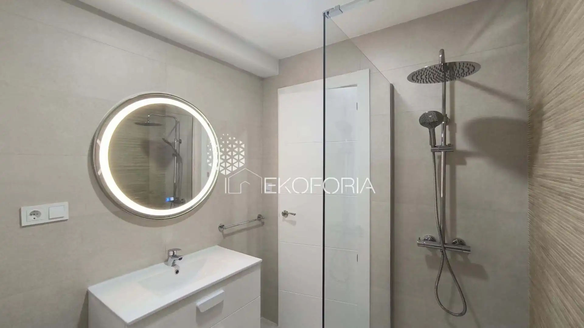 Baño de Piso en venta en Paterna con Aire acondicionado, Calefacción y Terraza