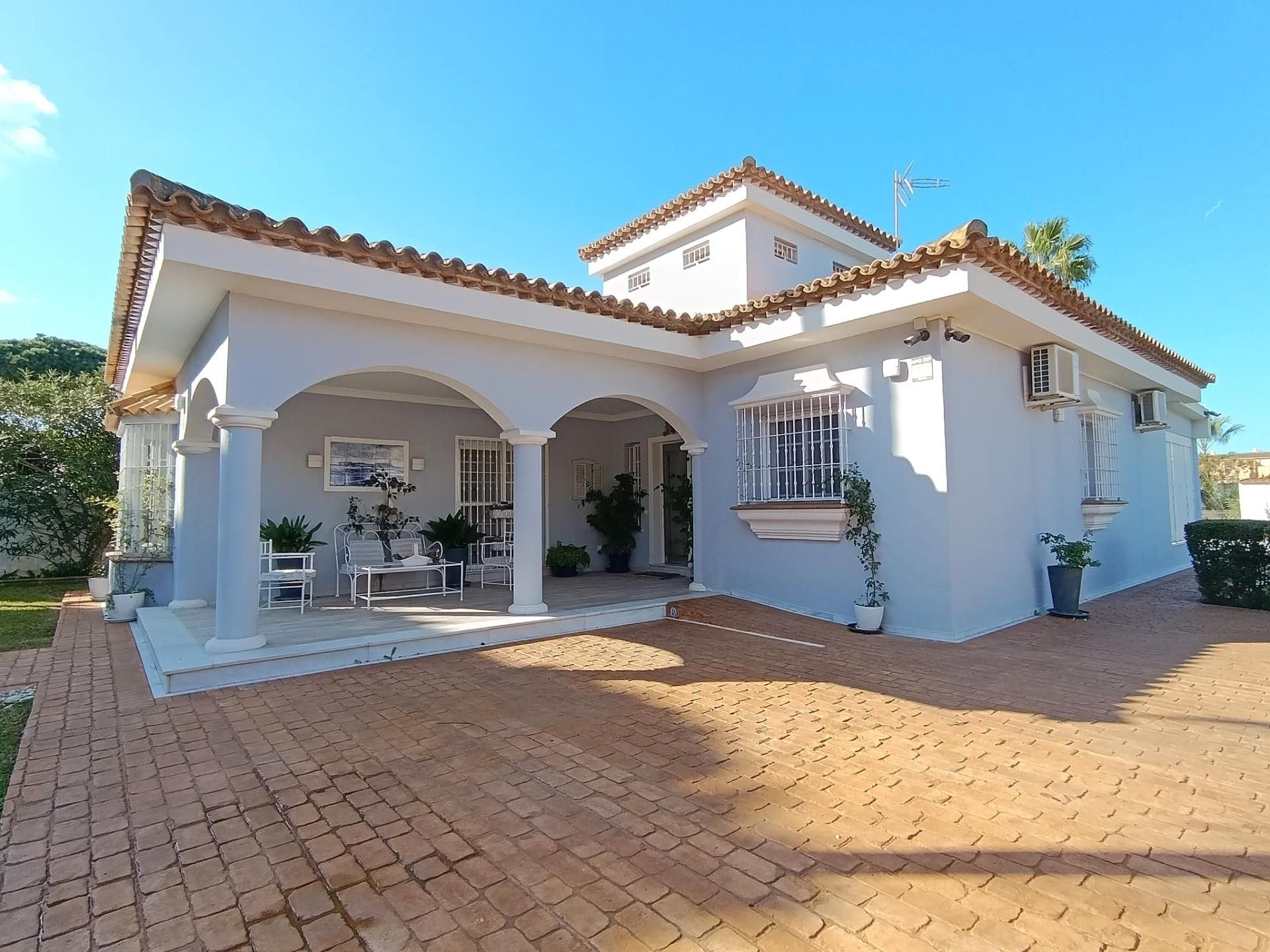 Vista exterior de Casa o chalet en venta en Chiclana de la Frontera con Aire acondicionado, Jardín privado y Trastero