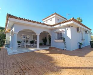 Vista exterior de Casa o xalet en venda en Chiclana de la Frontera amb Aire condicionat, Jardí privat i Traster