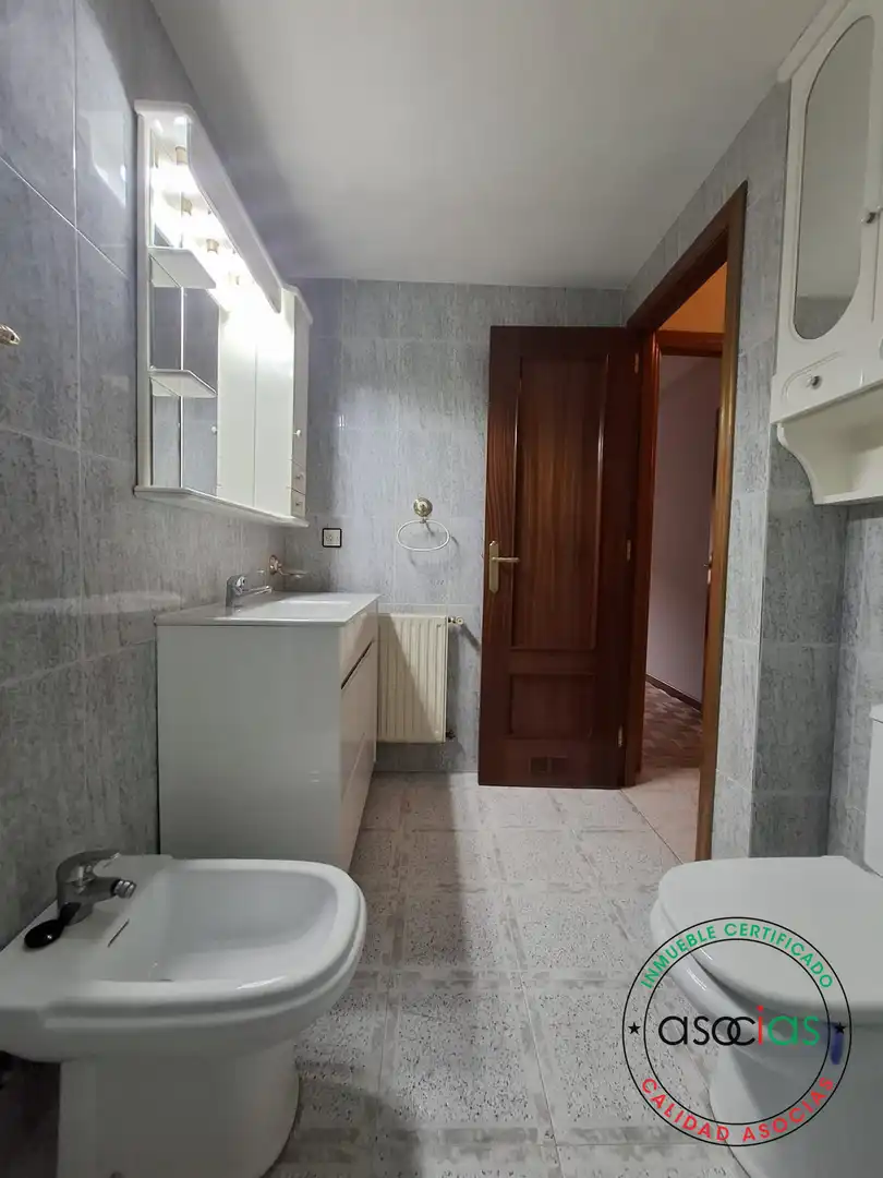 Badezimmer von Wohnung zur Miete in Gijón  mit Heizung, Parkett und Möbliert