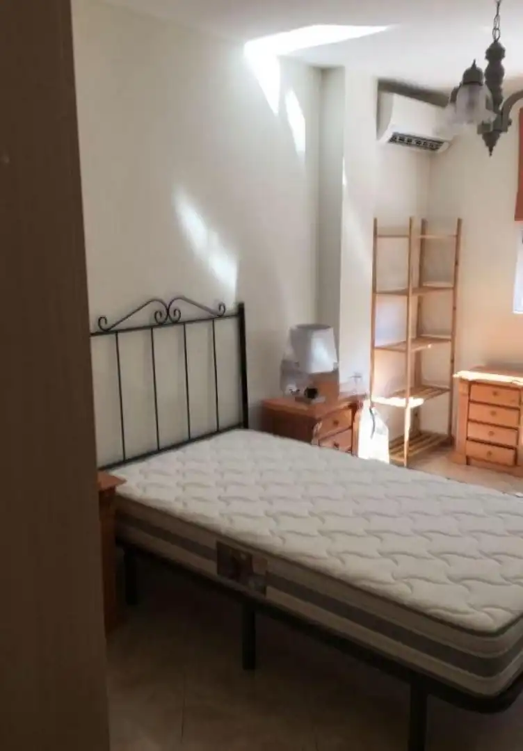 Dormitori de Pis de lloguer en Granada amb Calefacció, Terrassa i Moblat