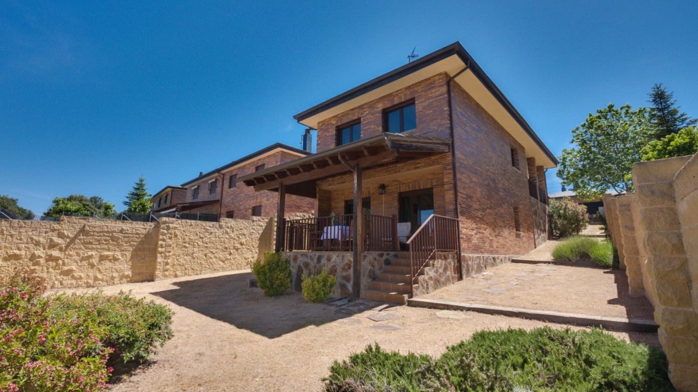 Vista exterior de Casa o xalet en venda en El Espinar amb Calefacció