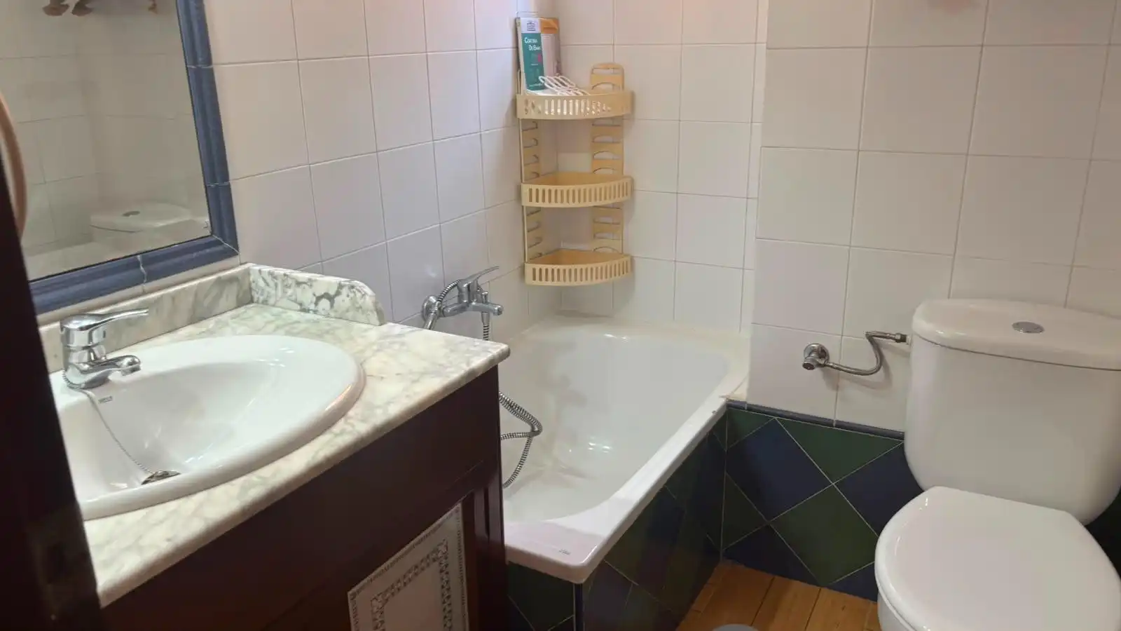 Bathroom of Flat for sale in Sevilla  with Air Conditioner, Terrace and Furnished