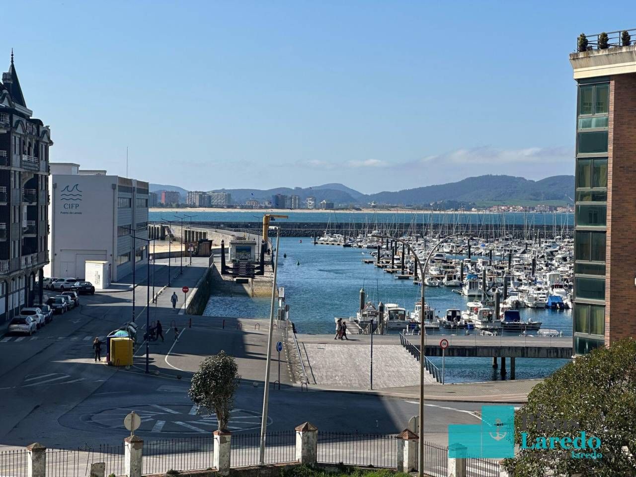 Vista exterior de Pis en venda en Laredo amb Terrassa, Moblat i Alarma