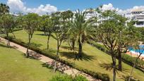 Jardí de Casa adosada en venda en Estepona amb Aire condicionat, Terrassa i Piscina