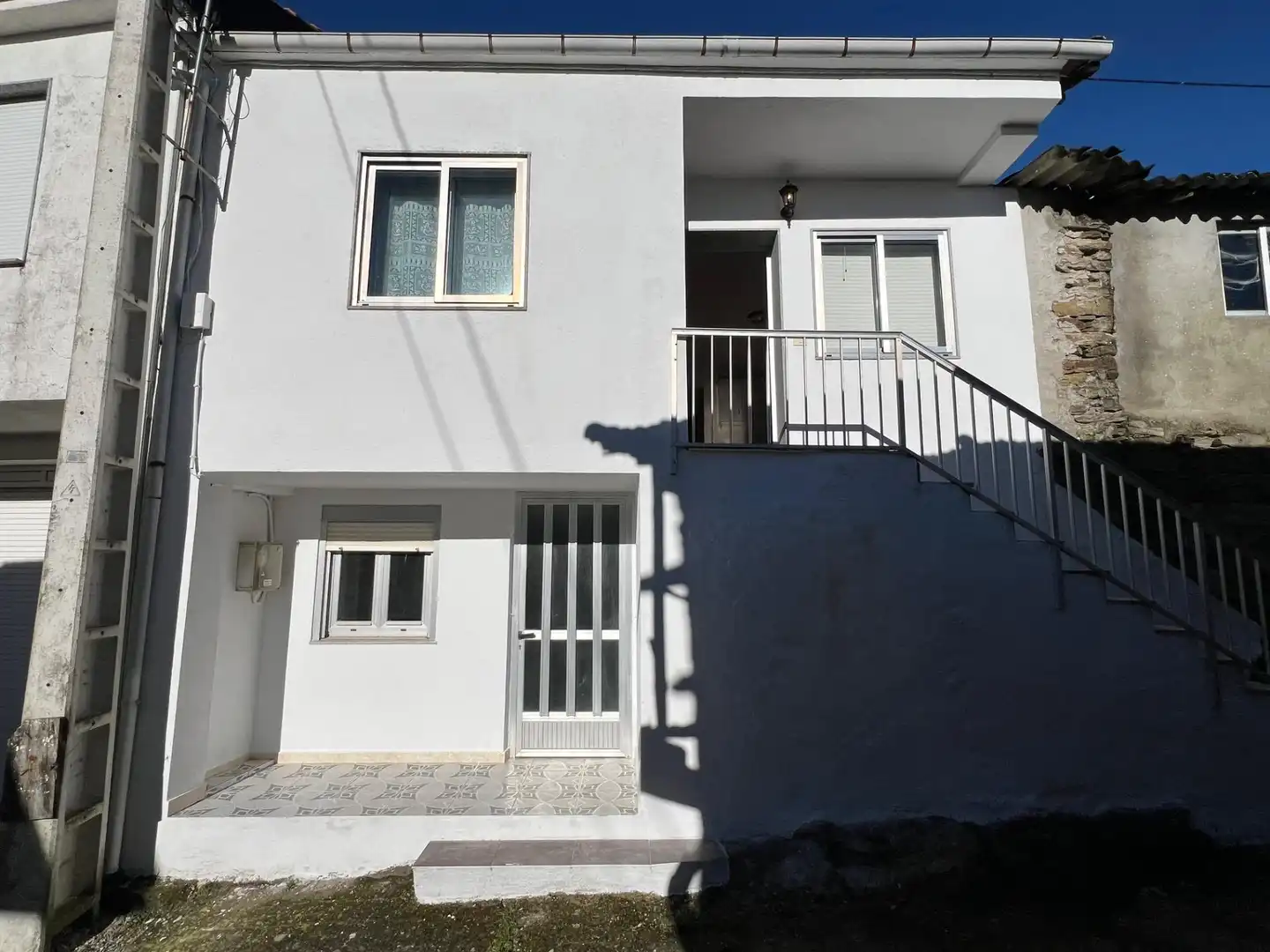 Vista exterior de Finca rústica en venda en Castrelo do Val amb Jardí privat i Moblat