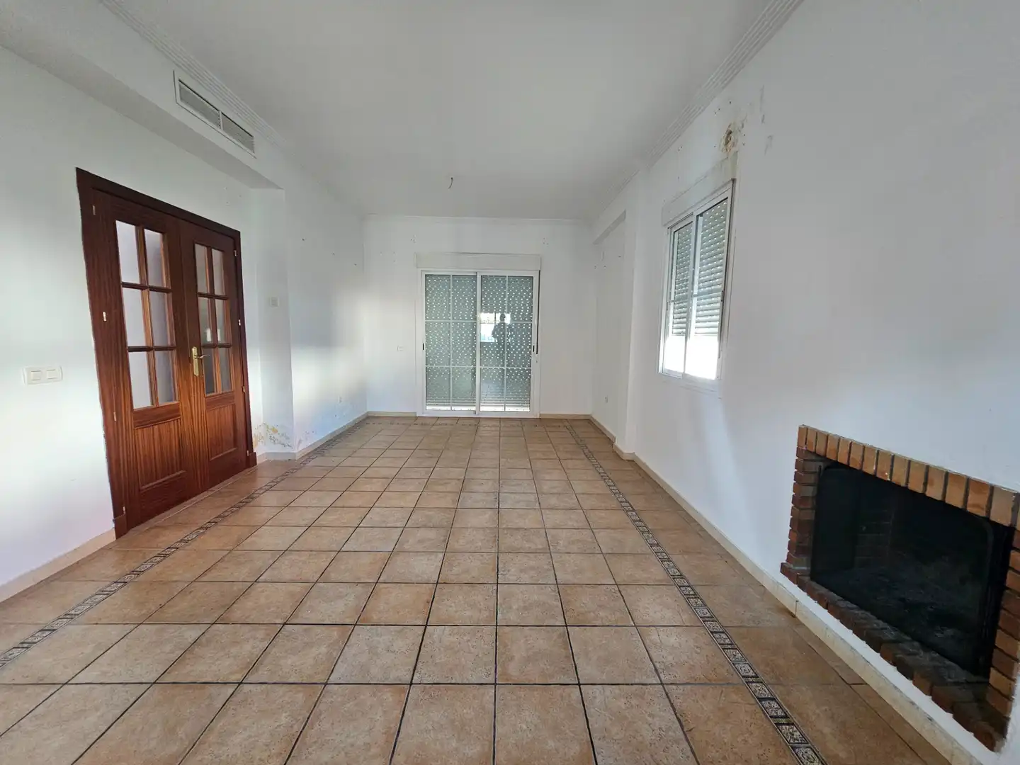 Wohnzimmer von Einfamilien-Reihenhaus zum Verkauf in Umbrete mit Privatgarten, Abstellraum und Schwimmbad
