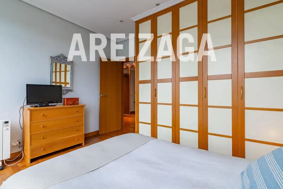 Habitación de Piso en venta en Donostia - San Sebastián  con Calefacción, Terraza y Trastero