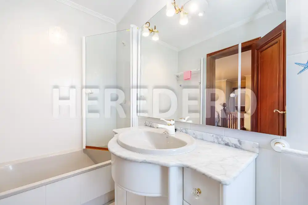 Baño de Casa o chalet en venta en Vigo  con Calefacción, Jardín privado y Terraza