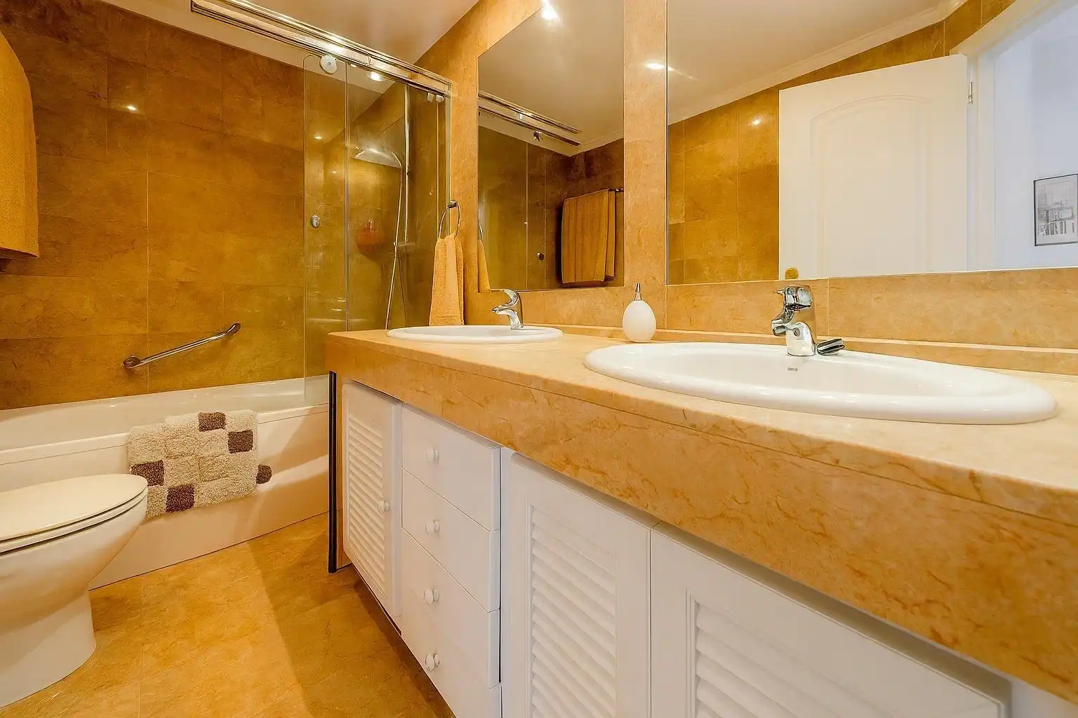 Baño de Casa adosada en venta en Alcobendas con Aire acondicionado, Calefacción y Jardín privado