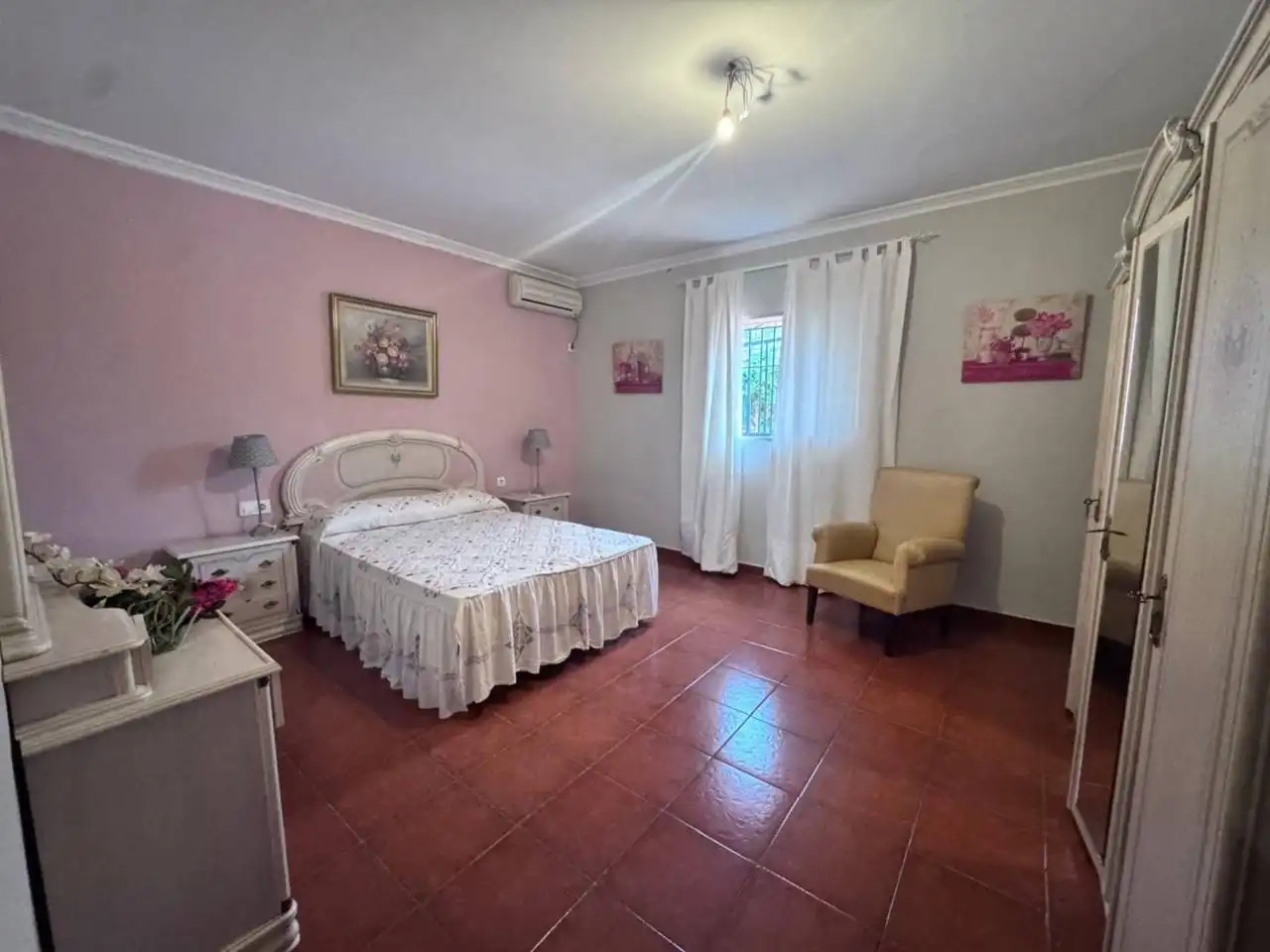 Habitación de Finca rústica en venta en Arahal con Aire acondicionado y Amueblado