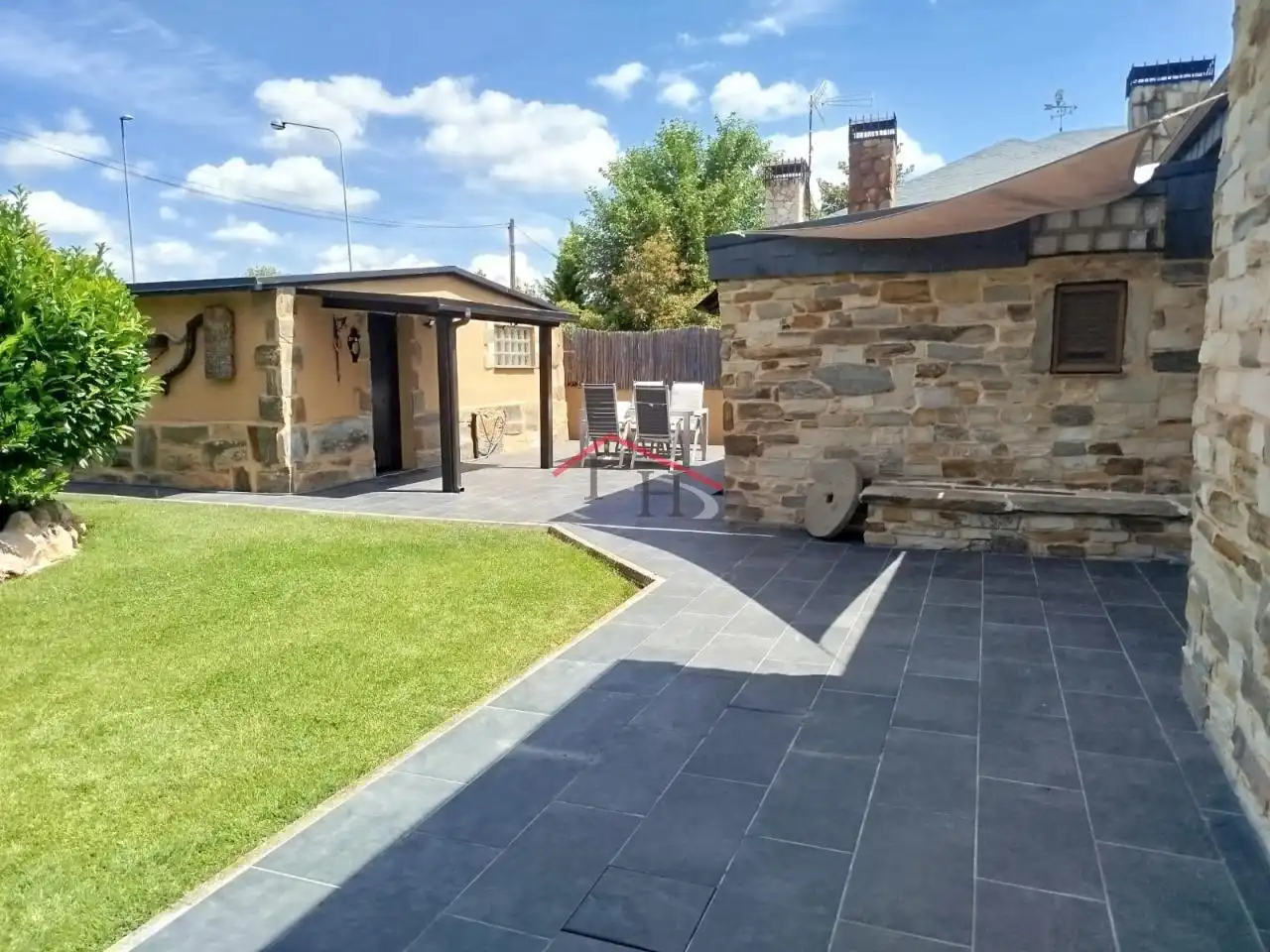 Terrassa de Casa o xalet en venda en Villadangos del Páramo amb Calefacció, Jardí privat i Piscina