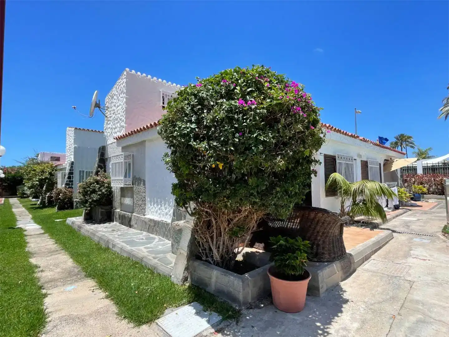 Vista exterior de Dúplex de lloguer en San Bartolomé de Tirajana amb Aire condicionat i Piscina