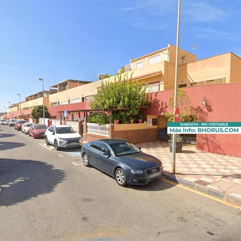 Vista exterior de Casa o xalet en venda en Roquetas de Mar amb Jardí privat