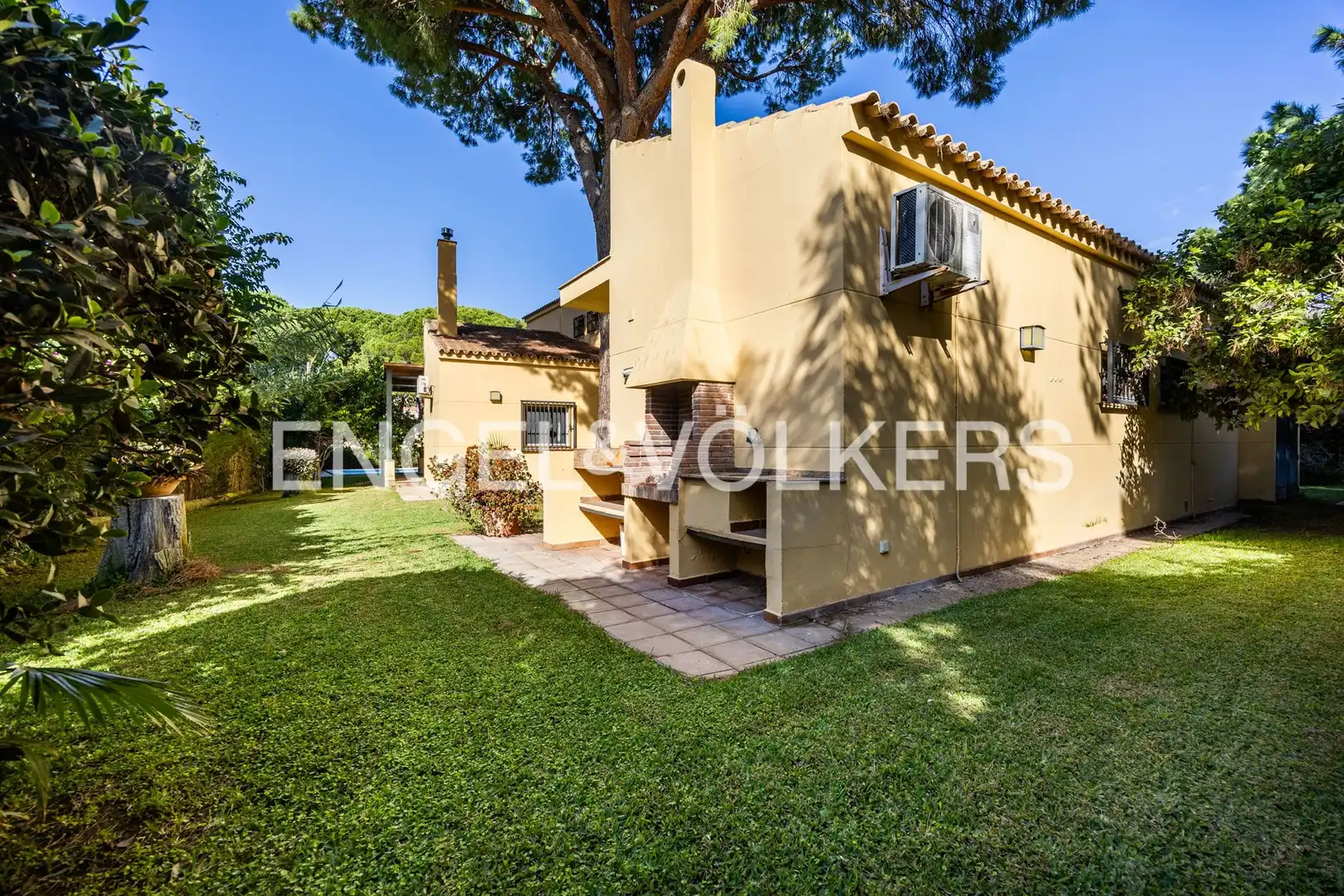 Vista exterior de Casa o xalet en venda en Chiclana de la Frontera amb Aire condicionat, Calefacció i Jardí privat