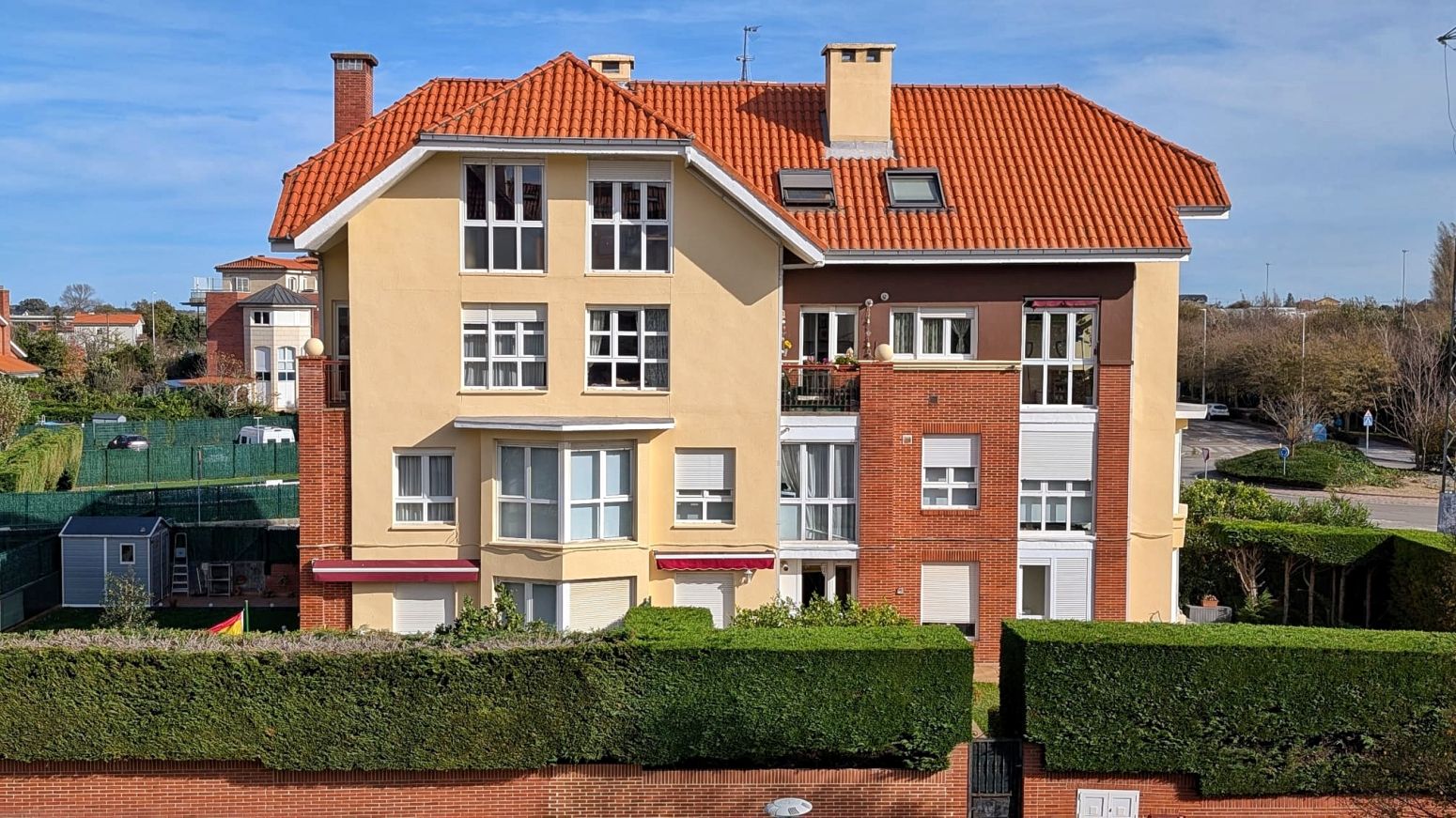 Vista exterior de Pis en venda en Santa Cruz de Bezana amb Calefacció, Jardí privat i Parquet