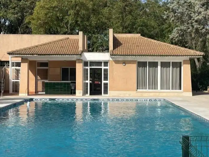 Pis amb piscina en venda a Altozano 14