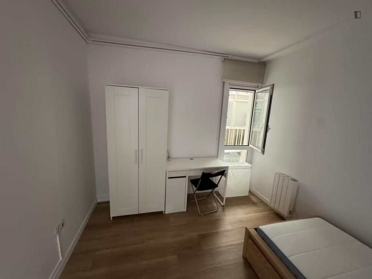 Dormitori de Apartament per a compartir en Sabadell amb Moblat, Rentadora i Internet