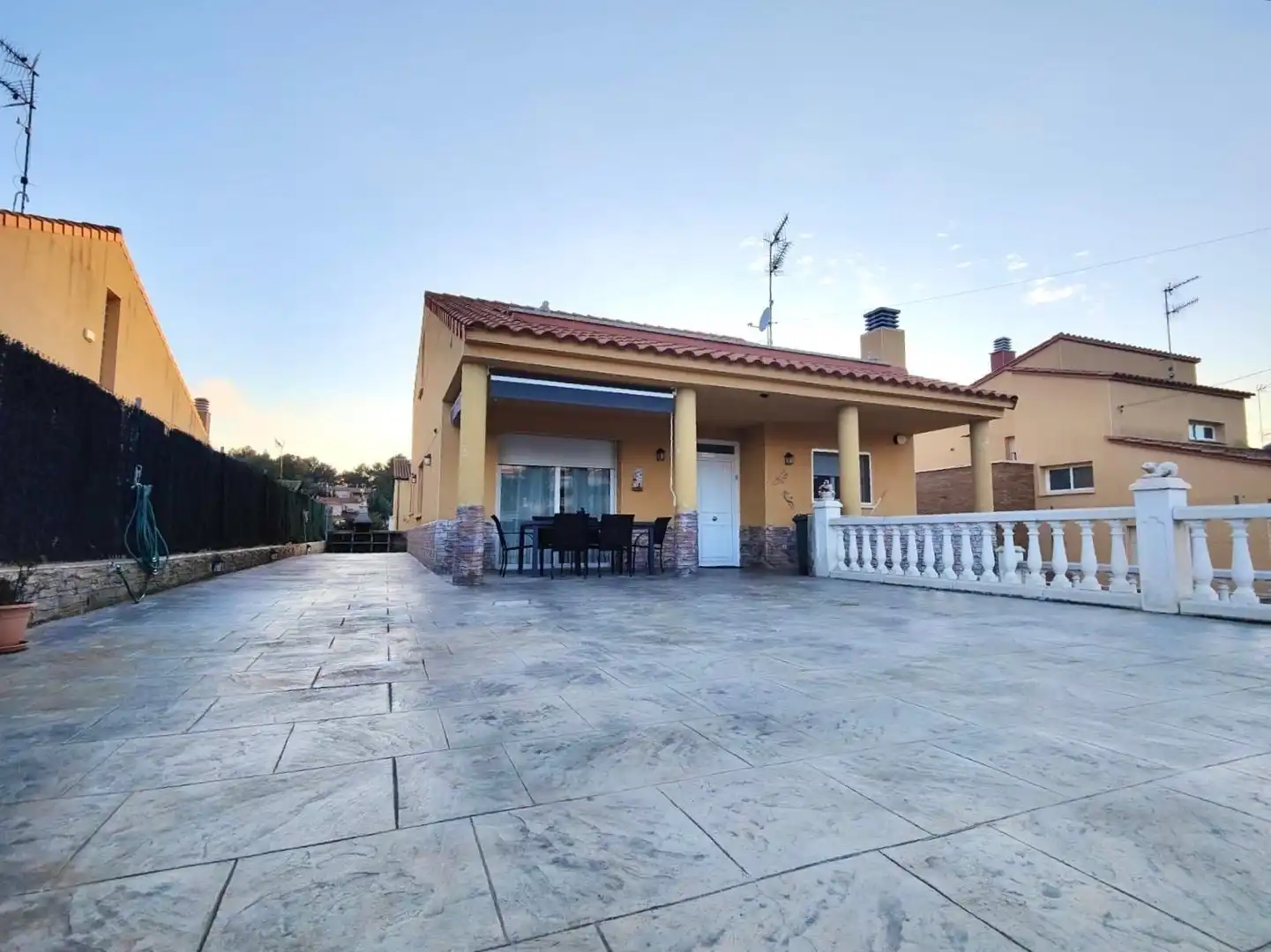Außenansicht von Haus oder Chalet zum Verkauf in Cunit mit Heizung, Privatgarten und Terrasse