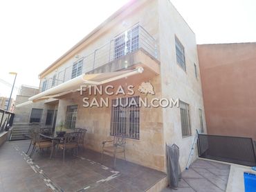 Xalet amb balcó en venda a Orihuela ciudad