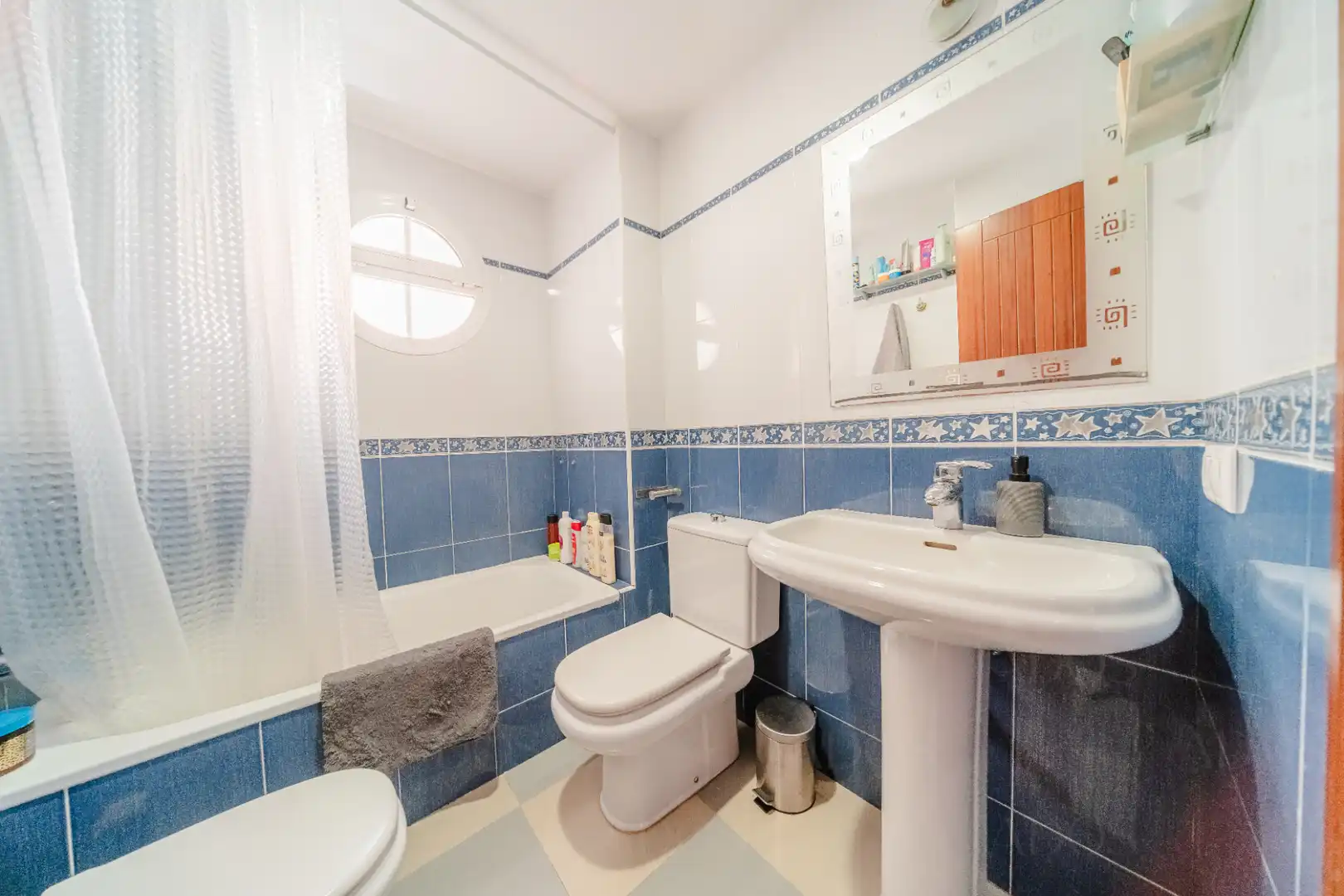 Baño de Piso en venta en Roquetas de Mar con Aire acondicionado, Terraza y Amueblado