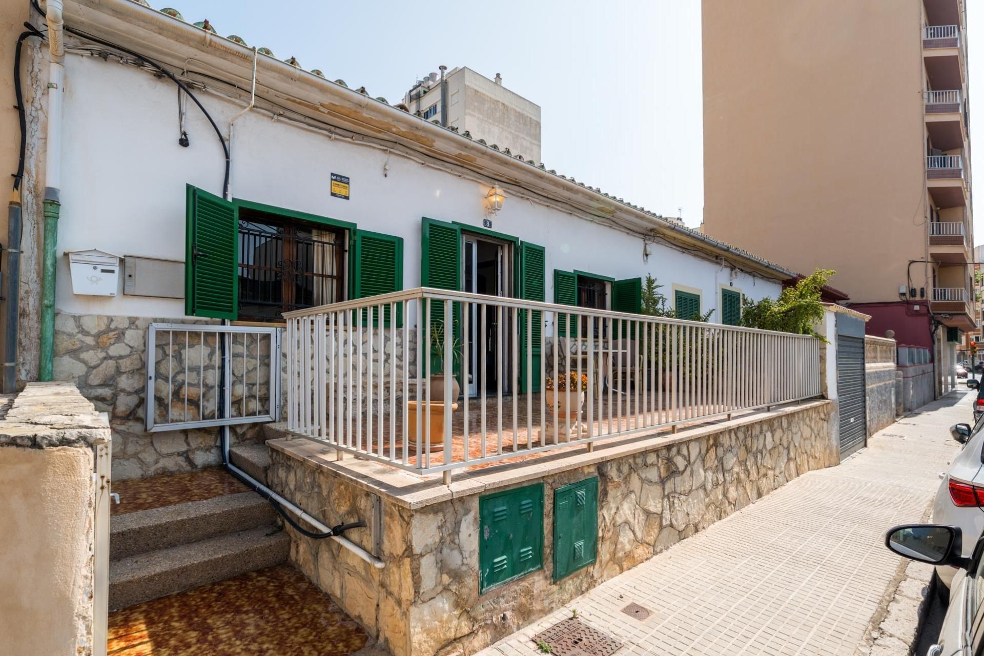 Vista exterior de Casa o xalet en venda en  Palma de Mallorca amb Jardí privat, Terrassa i Traster