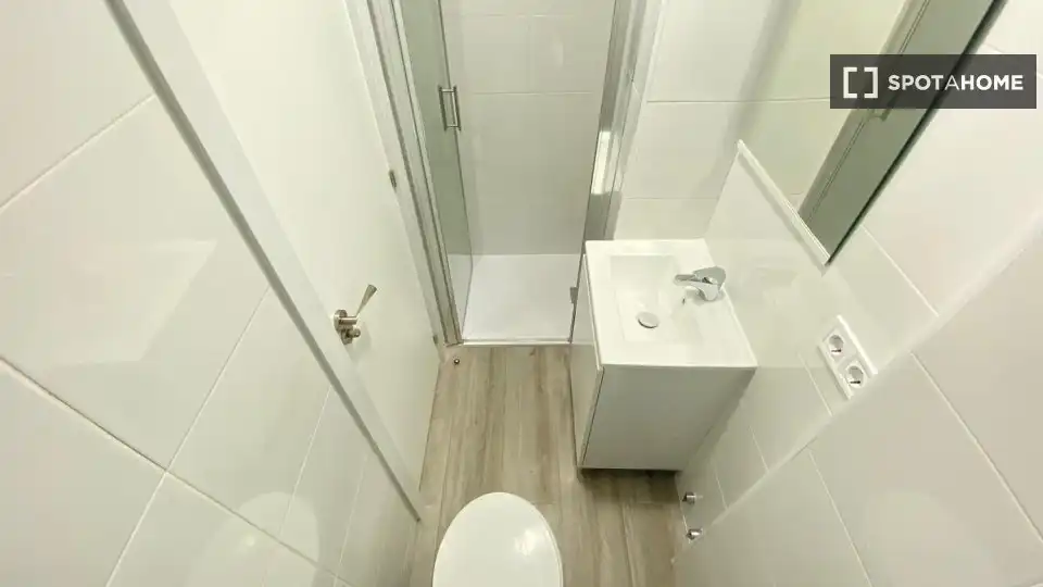 Baño de Piso de alquiler en Madrid con Aire acondicionado, Calefacción y Amueblado