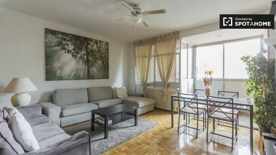Living room of Flat for rent in Madrid  with Air Conditioner, Heating and Furnished