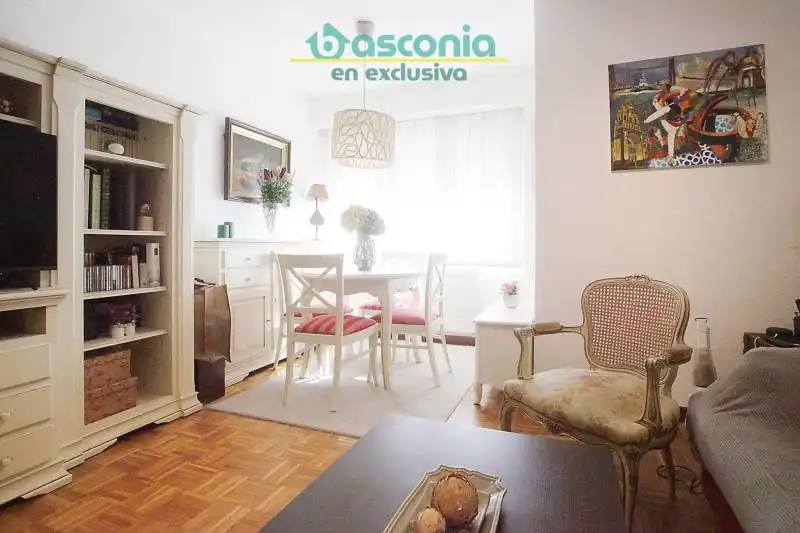 Sala d'estar de Pis en venda en Basauri  amb Calefacció, Traster i Moblat