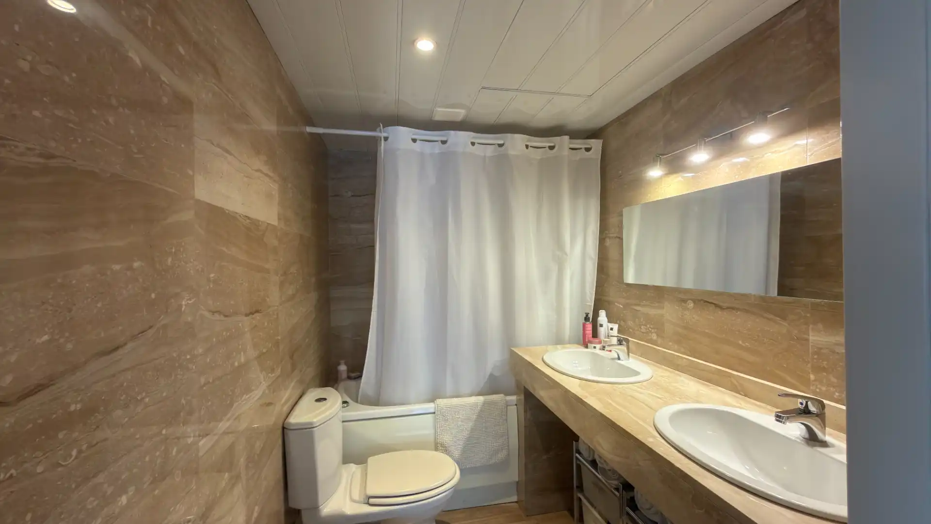Bathroom of Flat for sale in Terrassa  with Air Conditioner, Heating and Parquet flooring