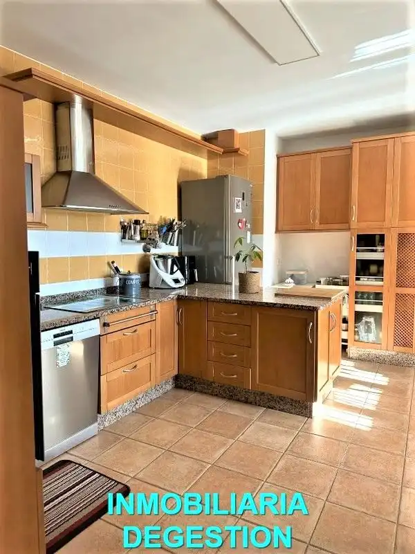 Cuina de Casa o xalet en venda en Linares amb Aire condicionat, Calefacció i Jardí privat