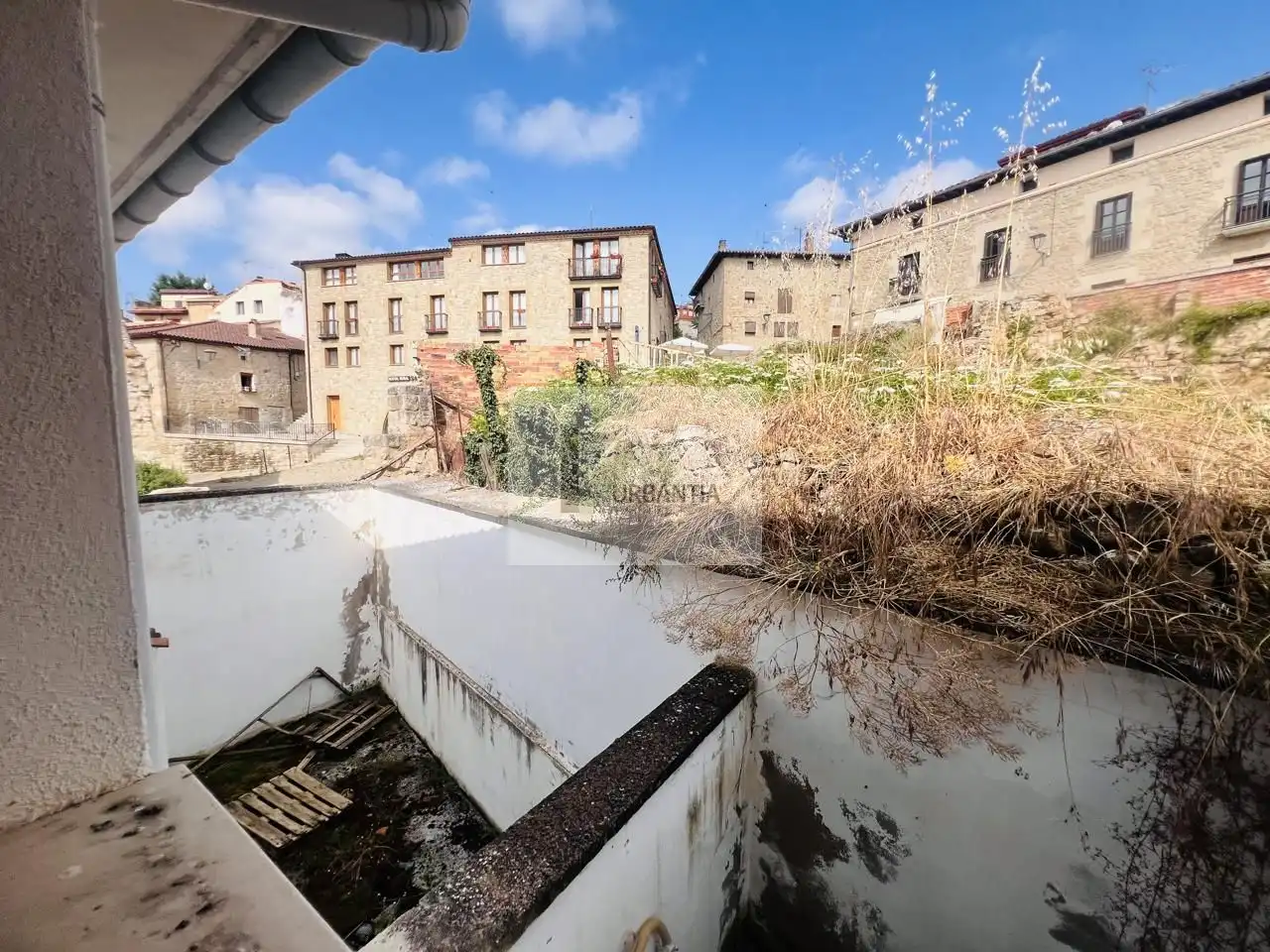 Außenansicht von Einfamilien-Reihenhaus zum Verkauf in Torres del Río mit Privatgarten