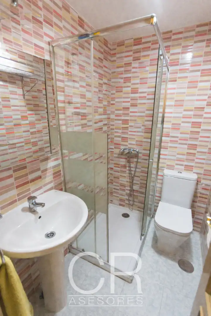 Baño de Piso de alquiler en Granada con Aire acondicionado, Calefacción y Balcón