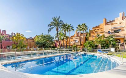 Vista exterior de Casa adosada en venda en Marbella amb Terrassa