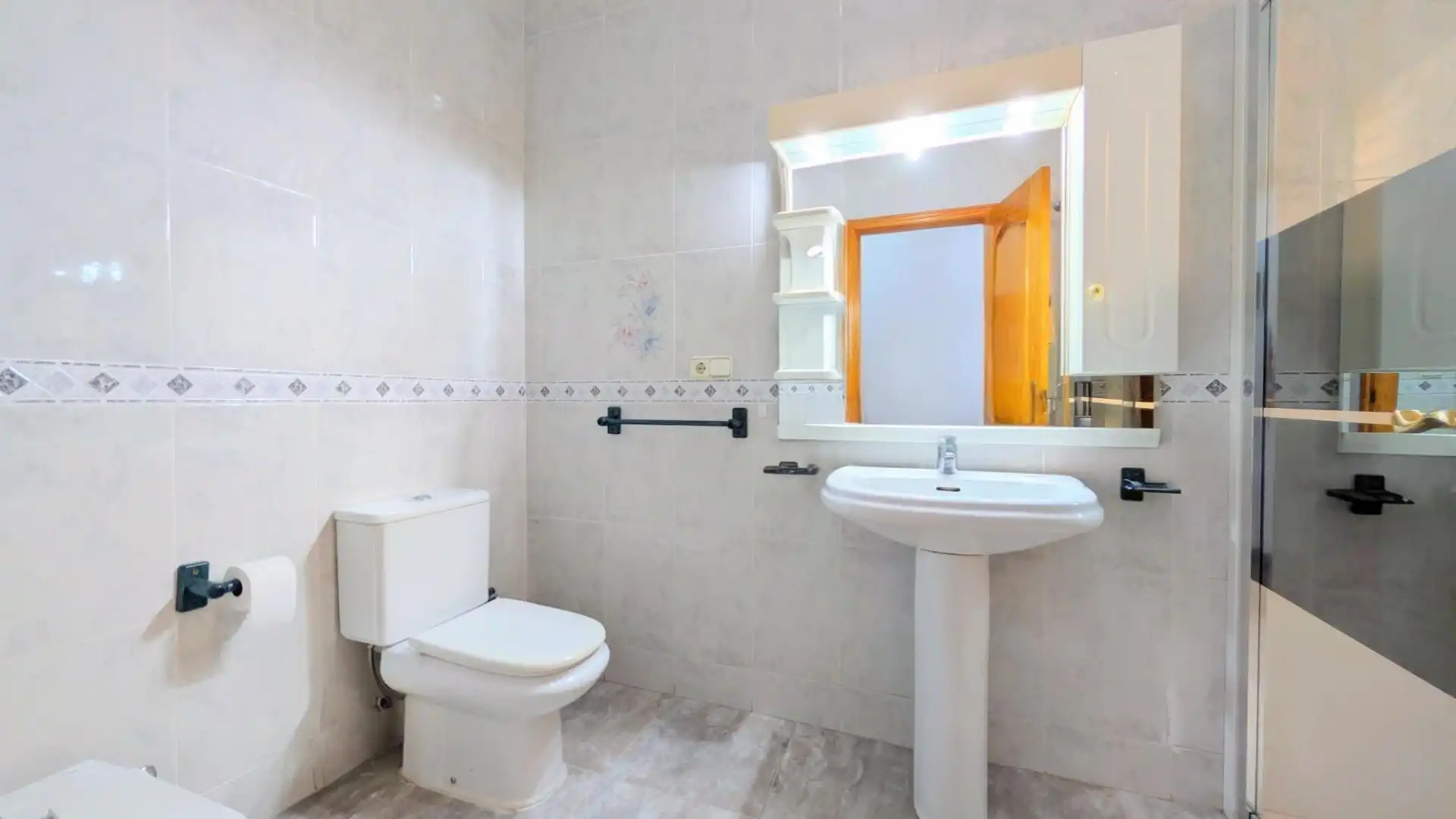 Bany de Casa o xalet en venda en Elche / Elx amb Aire condicionat, Calefacció i Jardí privat
