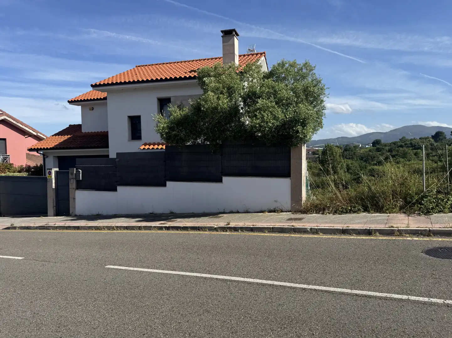 Vista exterior de Casa o xalet en venda en Avilés amb Calefacció, Jardí privat i Parquet