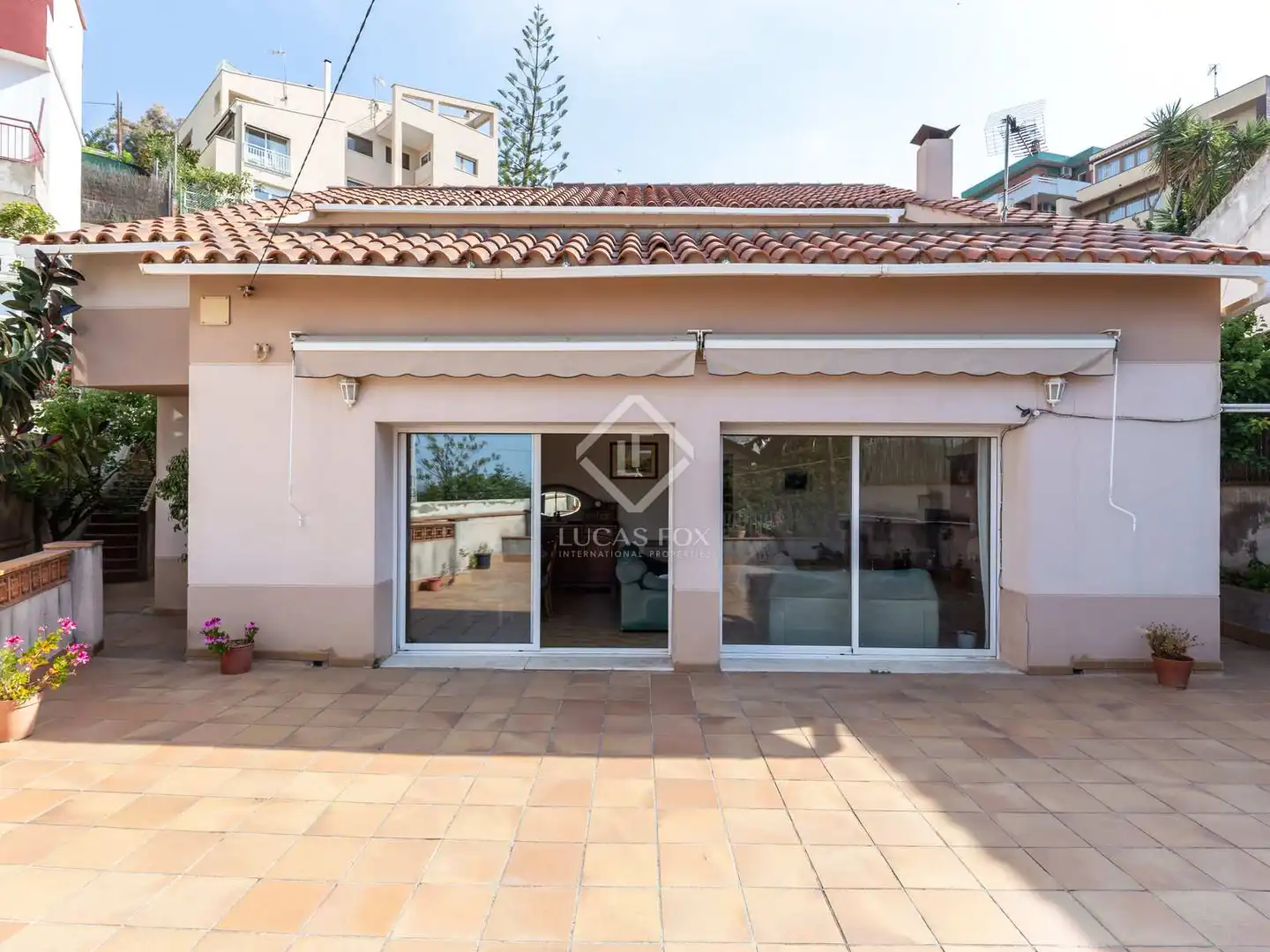 Vista exterior de Casa o xalet en venda en Esplugues de Llobregat amb Calefacció, Jardí privat i Terrassa