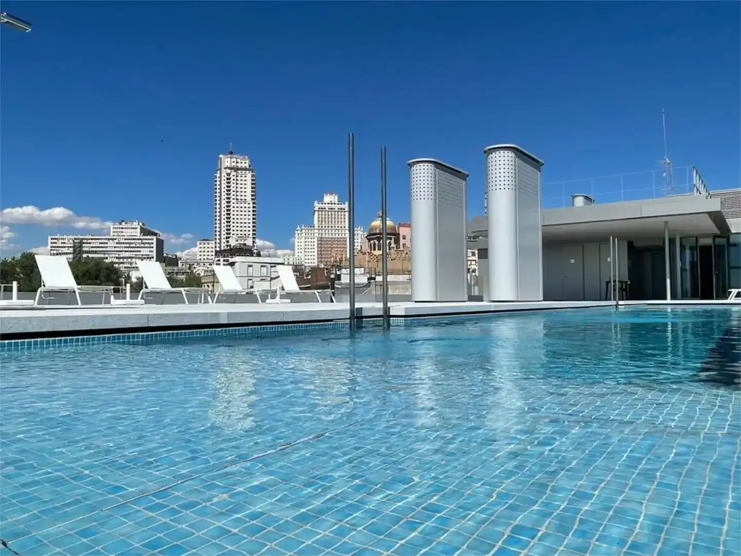 Schwimmbecken von Wohnung zur Miete in Madrid mit Klimaanlage, Privatgarten und Parkett