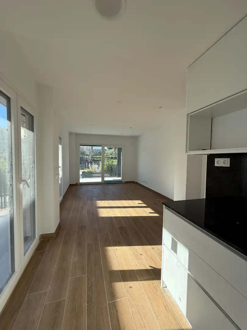 Living room of Flat for rent in Tiana  with Air Conditioner, Heating and Oven