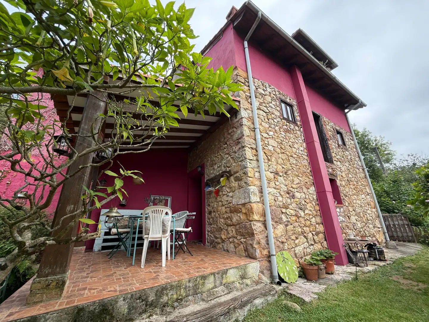 Vista exterior de Casa o xalet en venda en Ribadesella amb Calefacció, Jardí privat i Parquet