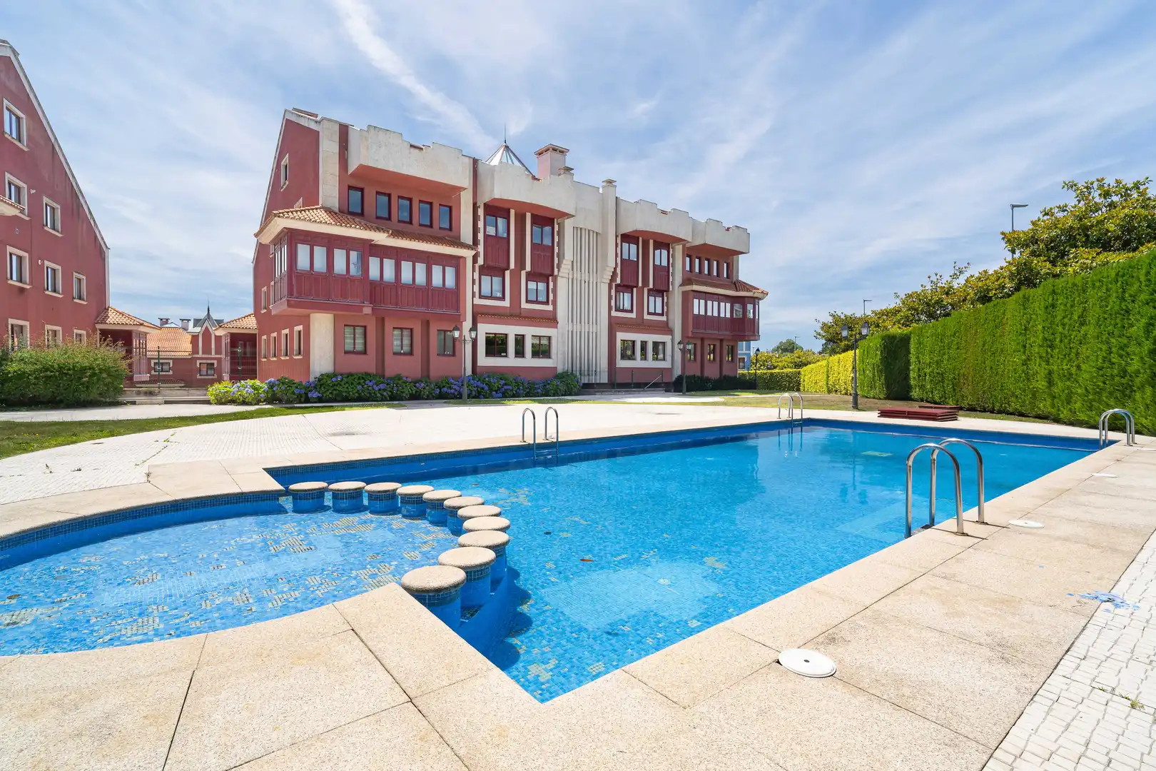 Piscina de Dúplex en venta en Oleiros con Calefacción, Trastero y Piscina