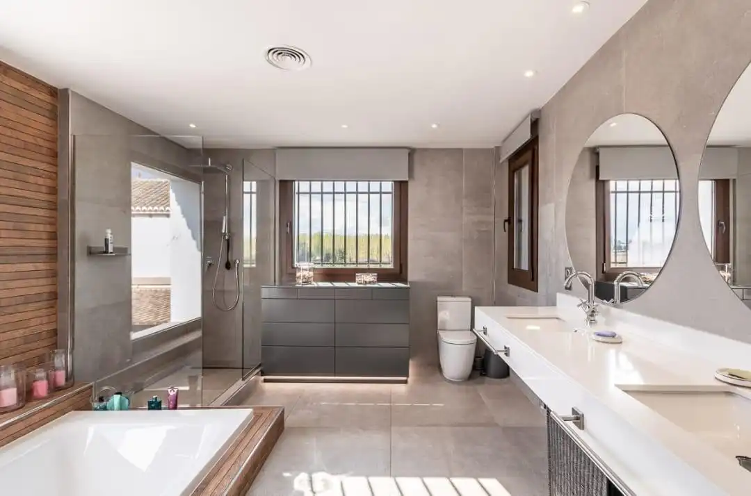 Bathroom of Houses for rent in Granada  with Air Conditioner, Heating and Private garden