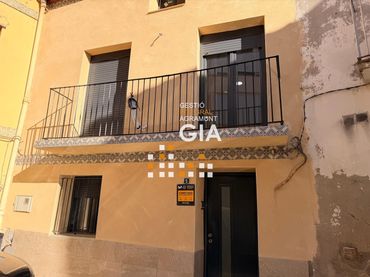 Casa con balcón en venta en Carrer de la Muralla 5
