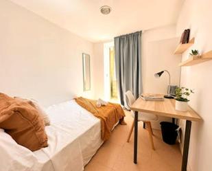 Bedroom of Flat to share in  Madrid Capital  with Heating, Washing machine and Internet