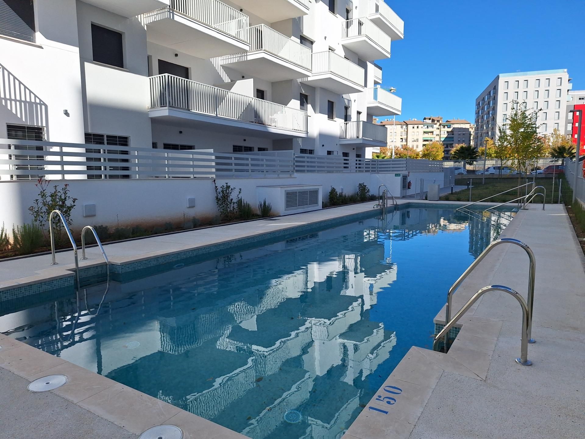 Piscina de Pis de lloguer en  Granada Capital amb Jardí privat, Terrassa i Traster