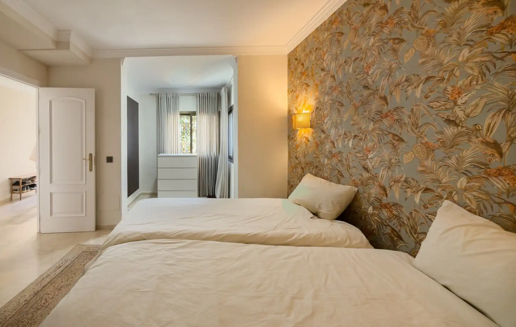 Habitación de Planta baja en venta en Marbella con Aire acondicionado, Terraza y Piscina